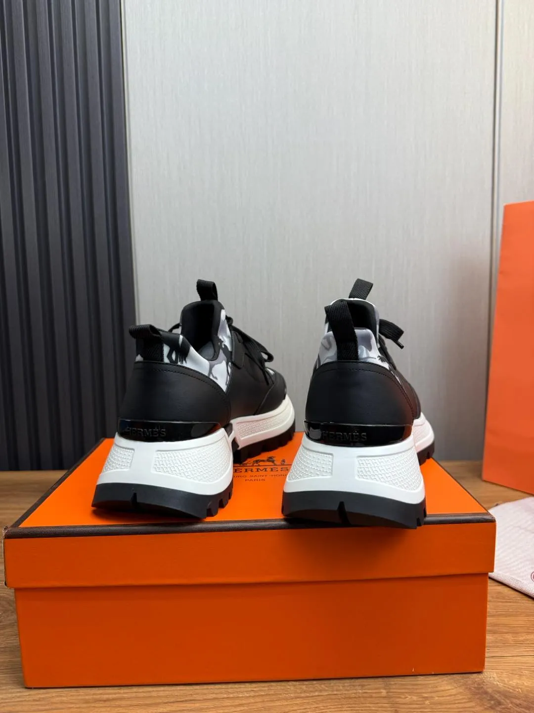 Men's men's shoes 💰780💰 HERMES/Hermès ** men's sports shoes The uppers are made of printed high-tech jersey fabric and calfskin sports shoes. The oversized sole features a geometric pattern and signature "H" detailing for an outdoor style. Black rubber sole, white rubber midsole, black and orange rubber inserts, tundra green lambskin insole, black high-tech canvas lining! Size: 39-40-41-42-43-44 (customized in 38.45)